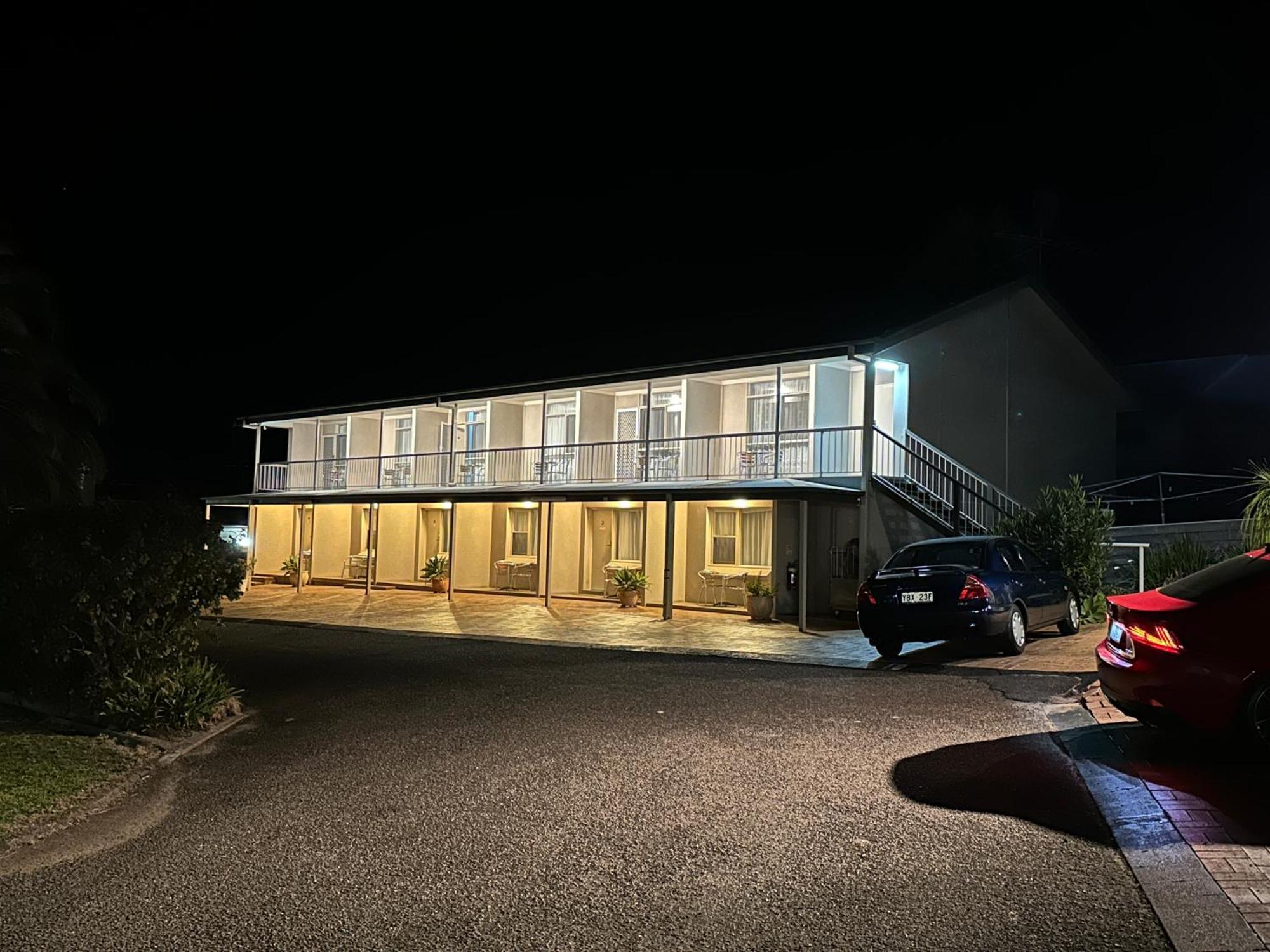 Holiday Lodge Motor Inn Нарума Екстер'єр фото